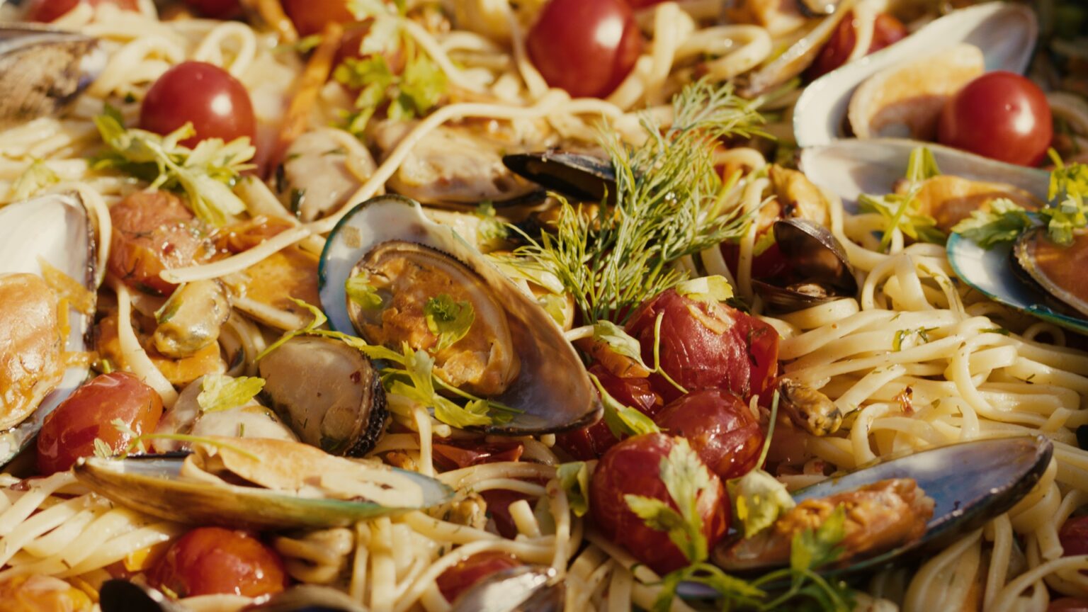 Linguine mit Muscheln auf griechische Art - Kyriakos Kitchen Linguine mit Muscheln auf griechische Art - Kyriakos Kitchen